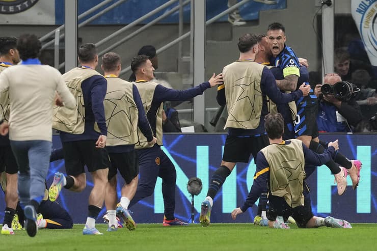 שחקני אינטר חוגגים עם לאוטרו מרטינס