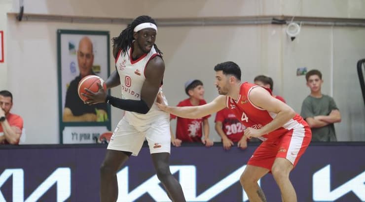 ג'ונתן מוטלי מול גור לביא (עמרי שטיין) ג'ונתן מוטלי מול גור לביא