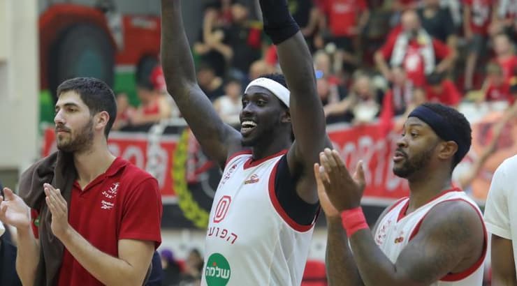 ג'ונתן מוטלי מאושר בסיום (עמרי שטיין) ג'ונתן מוטלי מאושר בסיום