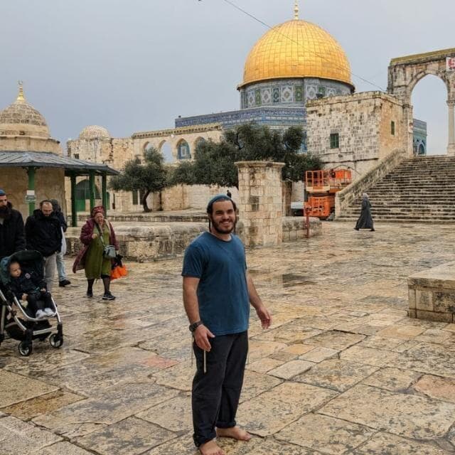 יואב סלומון בהר הבית. "לא חבית של חומר נפץ, אלא חבית של שפע וברכה לעולם" (צילום: מרדכי יורבצקי) יואב סלומון בהר הבית