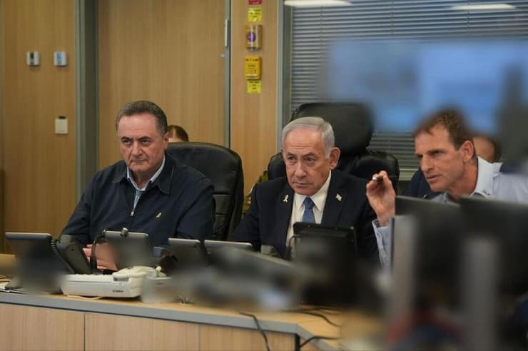 ראש הממשלה נתניהו ושר הביטחון כ״ץ בבור חיל-האוויר בקריה במהלך התקיפה בתימןב