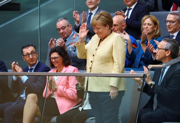 גרמניה הקנצלרית לשעבר אנגלה מרקל בהצבעה על מינוי מרץ 