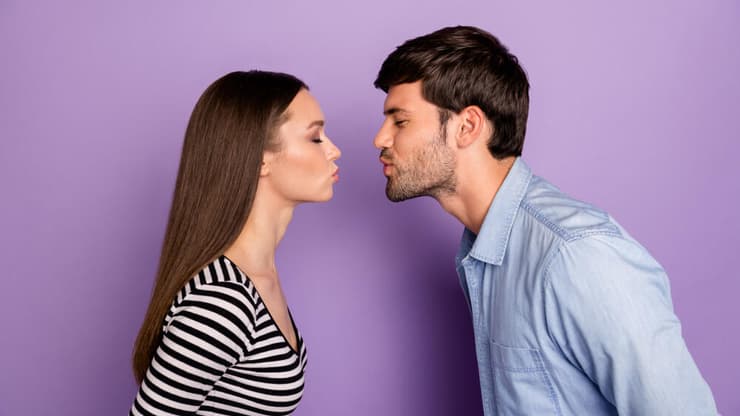 בזוגיות עם חולה/ת צליאק? זה בסדר, אפשר להתנשק (צילום: Shutterstock) נשיקה