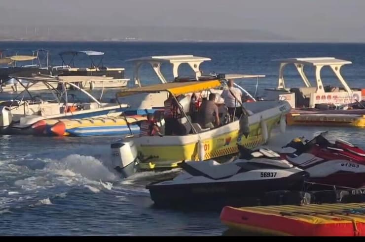 פינוי פצועים מזירת התהפכות הסירה באילת