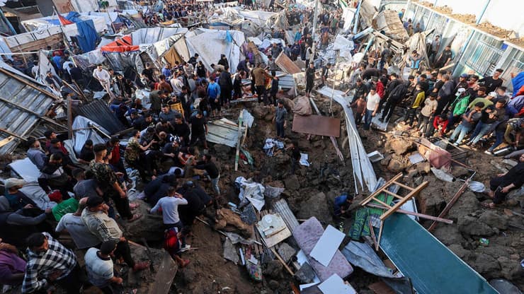 עקורים עזתים במחנה אל-בורייג' (צילום: Eyad BABA / AFP) נזקי התקיפה במחנה אל-בורייג'