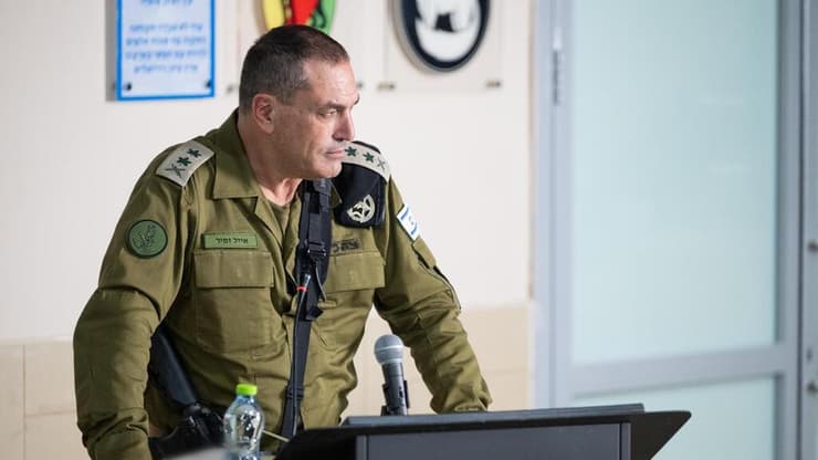 הרמטכ״ל זמיר. "ניסינו למקסם את היכולת לממש עסקת חטופים, אך חמאס נשאר סרבן בעמדתו" (צילום: דובר צה"ל ) הרמטכ״ל רב-אלוף אייל זמיר, בשיחה עם כלל מפקדי האוגדות והחטיבות בצה״ל כחלק מביקורו באוגדת עזה לקראת מבצע ״מרכבות גדעון״