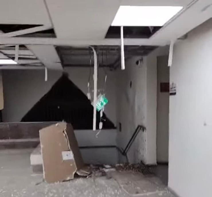 הנזק מרימוני רסס שהושלכו אל בניין העירייה רהט, מאי 2024