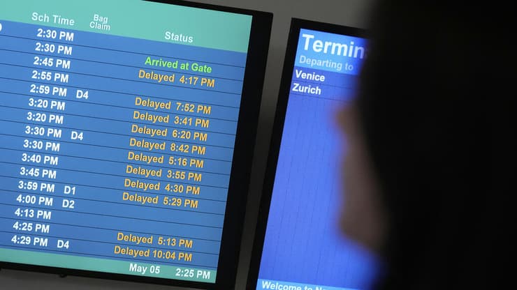 הרבה טיסות נדחו או בוטלו. נמל התעופה ניוארק