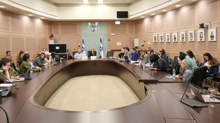 הדיון בוועדה. "נשים הן חלק בלתי נפרד מהכוח הלוחם" (צילום: דוברות הכנסת - דני שם טוב) דיון בעניין שילוב נשים בתפקידי לחימה בצה"ל בוועדת המשנה למשאבי אנוש בצה"ל