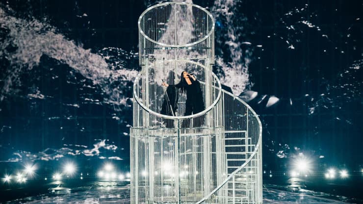 לבד על הבמה. יובל רפאל בחזרה הראשונה לאירוויזיון (צילום: Sarah Louise Bennett_EBU) יובל רפאל בחזרה הראשונה לאירוויזיון