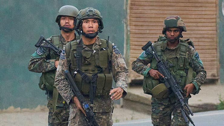 חיילים הודים בעיר פמפור (Dar Yasin, AP) חיילים הודים בעיר פמפור