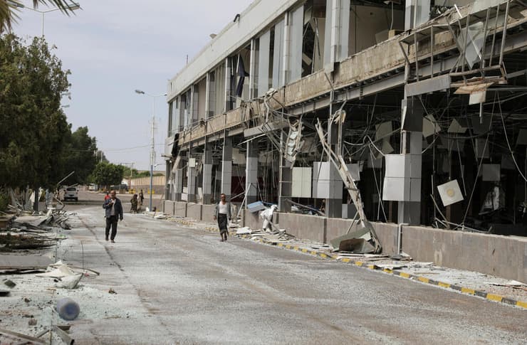 ההרס בנמל התעופה בצנעא (צילום: רויטרס/REUTERS/Khaled Abdullah) ההרס בנמל התעופה בצנעא