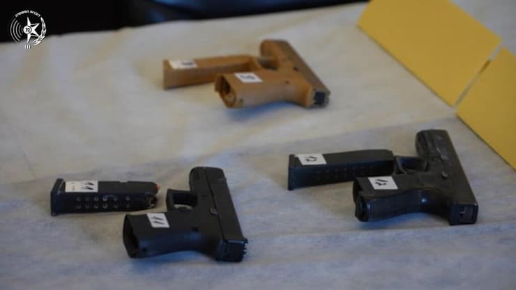 אמצעי לחימה שנתפסו אצל 10 חשודים בעבירות סחר בכלי נשק במחוז ירושלים