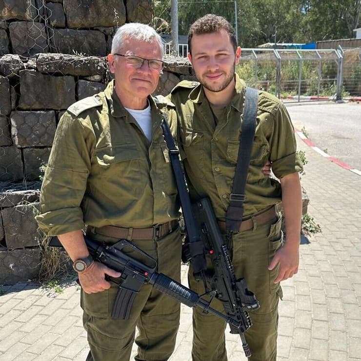 פרופ' נחום נשר ובנו קורן משרתים יחד במילואים