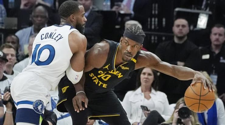 ג'ימי באטלר עם הכדור