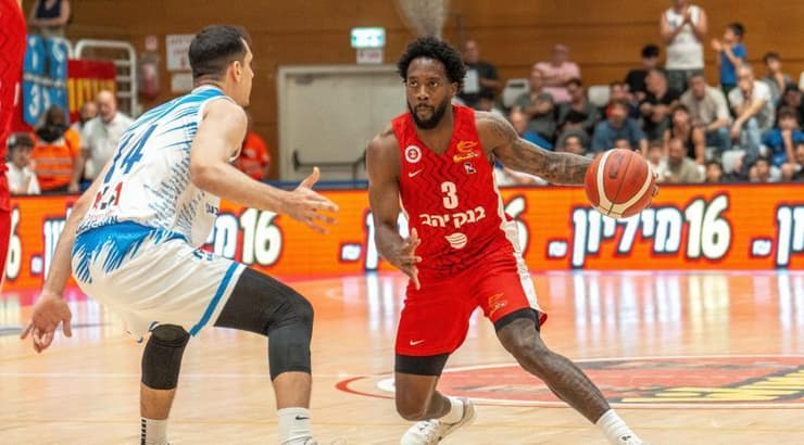 קאדין קרינגטון עם הכדור