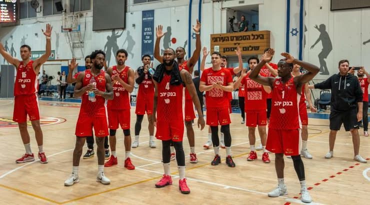 שחקני הפועל ירושלים מאושרים בסיום