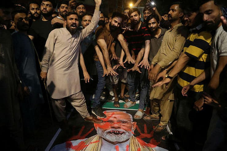 מפגינים פקיסטנים דורכים על תמונתו של נשיא הודו נרנדרה מודי