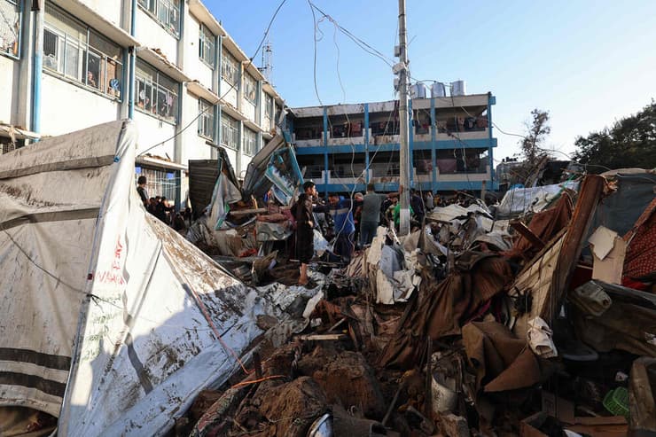 נזקי תקיפה במחנה אל-בורייג' (צילום: Eyad BABA / AFP) נזקי התקיפה במחנה אל-בורייג'
