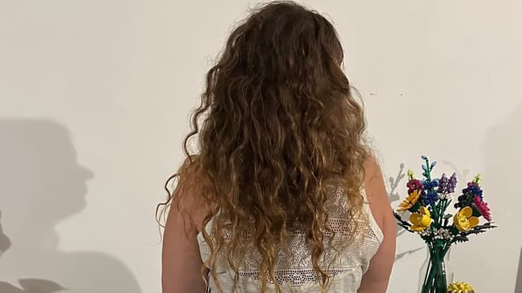 ע' - מורה ששובתת בשל ניסיון האוצר לקצץ בשכר המורים
