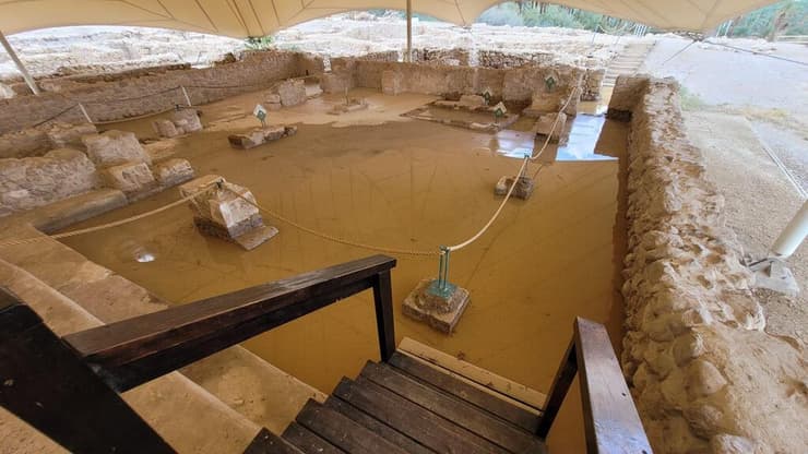 שאריות מים מהשיטפון בבית הכנסת העתיק בעין גדי. "כמויות חריגות" (צילום: רובי מיאל, רשות הטבע והגנים) מים במבנה בית הכנסת העתיק