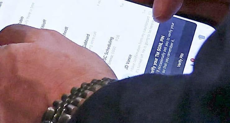 צילום מקרוב שחשף את השימוש באפליקציה TeleMessage