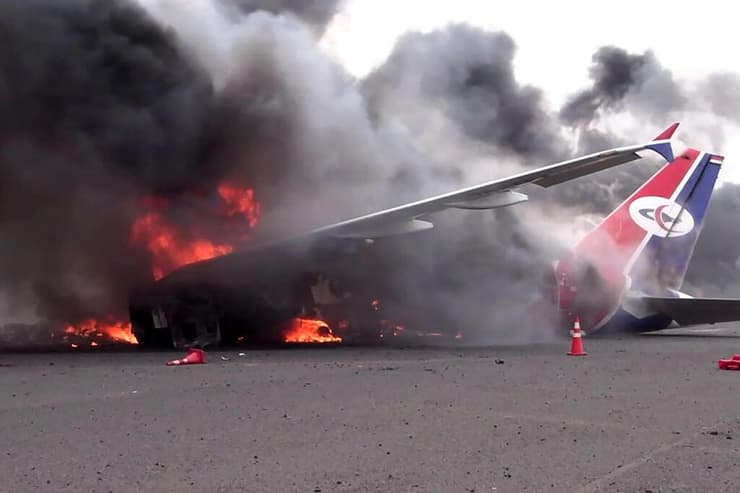 מטוס עולה בלהבות בנמל התעופה בצנעא, אתמול (צילום: AFP PHOTO / HO / SABA) ההרס בנמל התעופה בצנעא