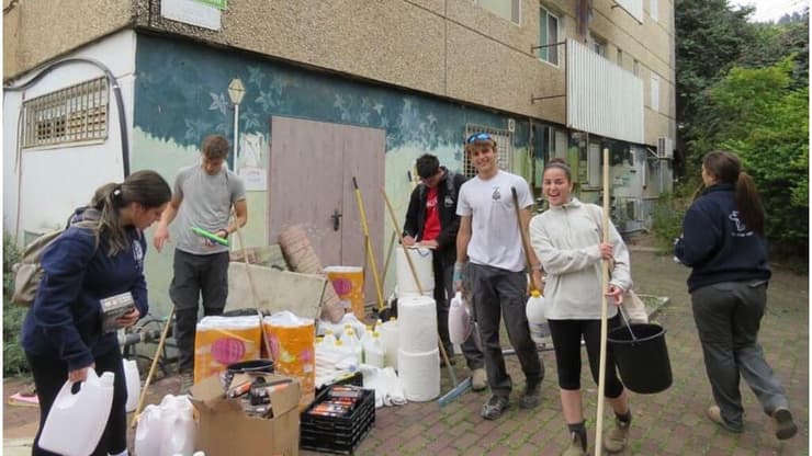 החניכים מסייעים בשיפוץ מבנים בעיר. "מי שיכול - צריך" (צילום: באדיבות מכינת "תבור") סיוע בשיפוץ מבנים