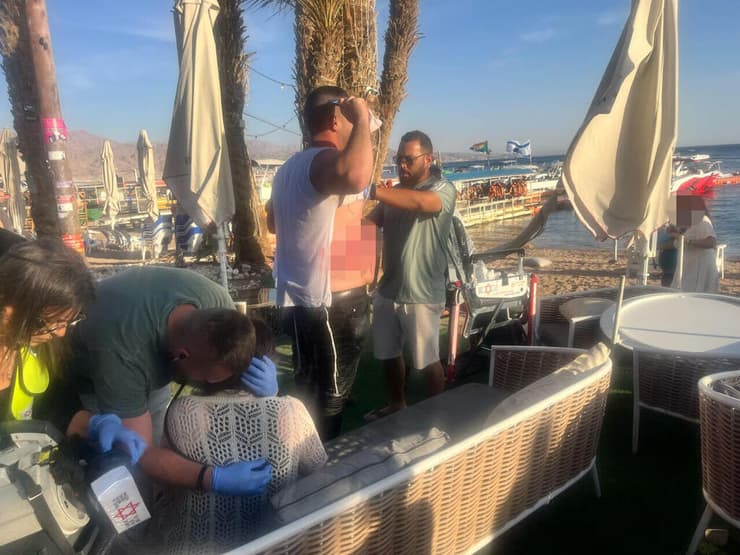 פינוי פצועים מזירת התהפכות הסירה באילת