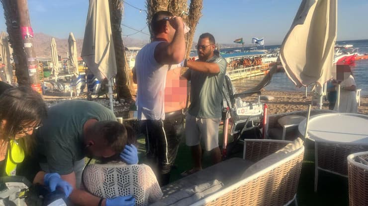 פינוי פצועים מזירת התהפכות הסירה באילת