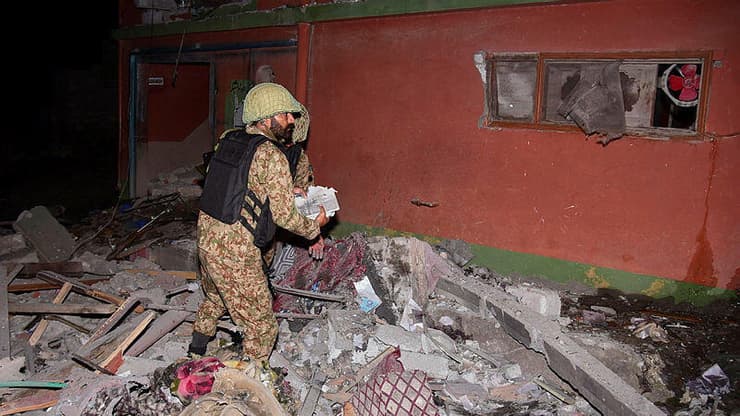 צבא פקיסטן בהריסות התקיפה ההודית במוזרפבד (M.D. Mughal. AP) צבא פקיסטן בהריסות התקיפה ההודית במוזרפבד