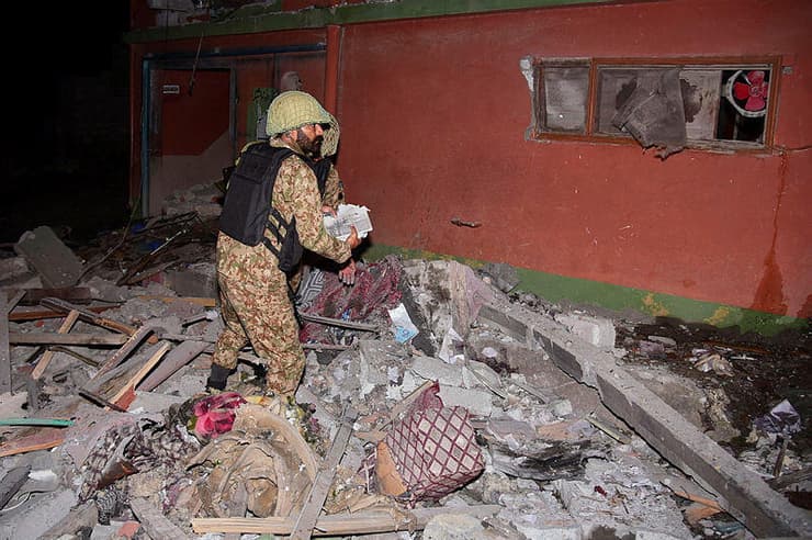 צבא פקיסטן בהריסות התקיפה ההודית במוזרפבד