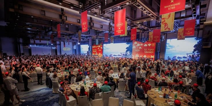 מאות הצעירים באירוע בשנגחאי