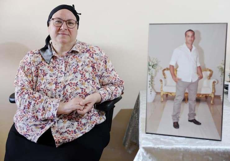 "אין לנו קבר, אין אזכרה. בכל יום הולדת אנחנו נפגשים ומספרים עליו". האם עם תמונת בנה (צילום: שאול גולן) לאה אבטה, אימו של שאול אבטה שנעדר