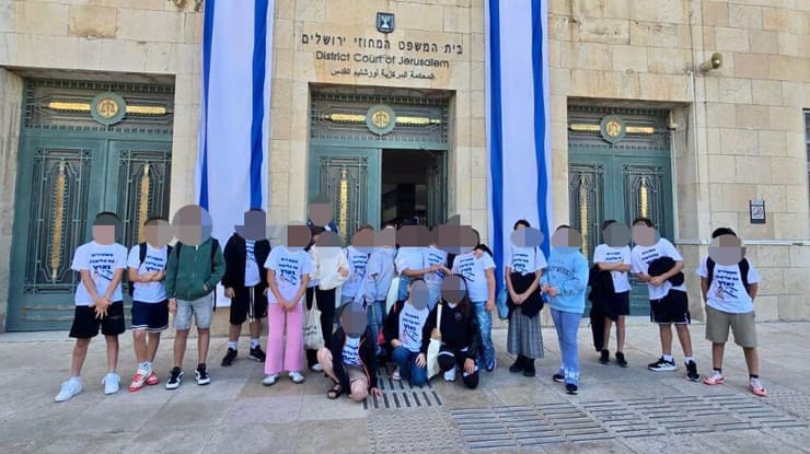 חבריה של אליאנה תומכים בה מחוץ לבית המשפט