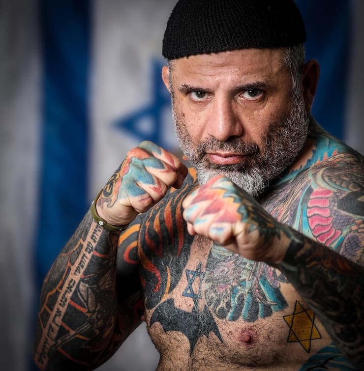 מגן דוד ובאטמן על החזה. גוזלי (צילום: אביגיל עוזי) חיים גוזלי