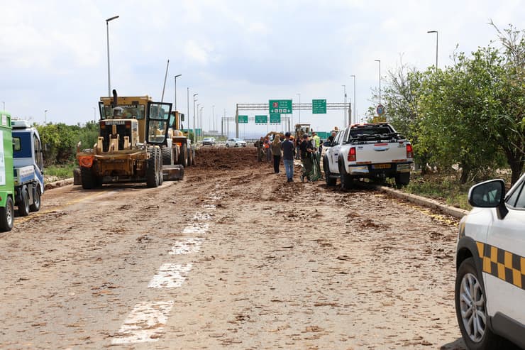 בין הסכנות: שיתוק נתב"ג. ההרס אחרי הטיל החות'י במאי שעבר (צילום: שאול גולן ) זירת הנפילה בנתב"ג