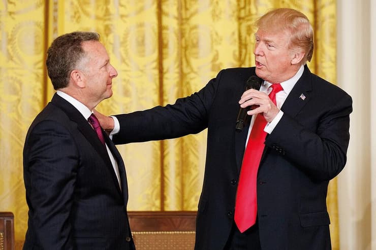 לא היו בקיאים מספיק במתרחש, ואפשרו ל"נעלמים" לעשות כל שעולה על רוחם. וויטקוף וטראמפ (צילום: Evan Vucci, AP) דונלד טראמפ וסטיב וויטקוף