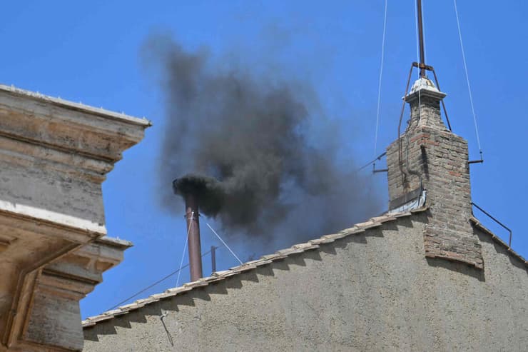 עשן שחור בוותיקן, היום בצהריים (צילום: REUTERS/Murad Sezer, AP Photo/Andrew Medichini) עשן שחור מיתמר מהוותיקן
