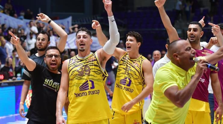 40 דקות מחצי הגמר. שחקני חולון חוגגים