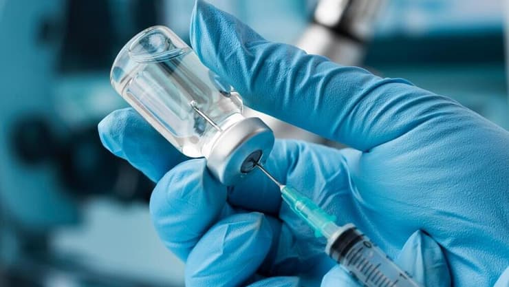 ה-FDA הורה לעדכן את תוויות הבטיחות של חיסוני הקורונה בעקבות סיכון מוגבר למחלות לב בגברים צעירים (צילום: shutterstock) חיסון נגד שלבקת חוגרת