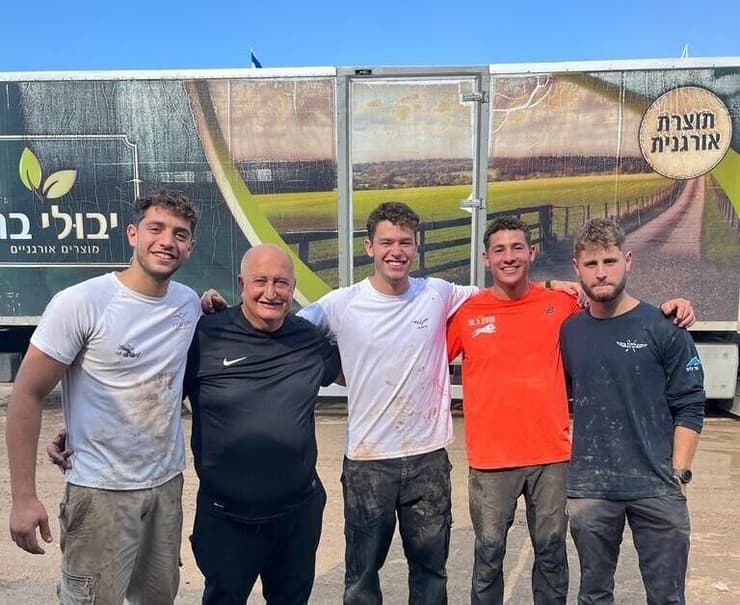 ים פריד ז”ל וחבריו נסעו להתנדב בתחילת המלחמה בחקלאות