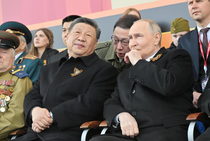 צילום: Ivan Sekretarev/Mikhail Korytov/Host agency RIA Novosti/Handout via REUTERS נשיא רוסיה פוטין עם נשיא סין שי ב מוסקבה לרגל מצעד ניצחון