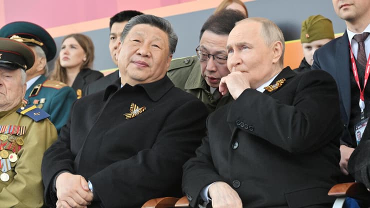 נשיא רוסיה פוטין עם נשיא סין שי ב מוסקבה לרגל מצעד ניצחון