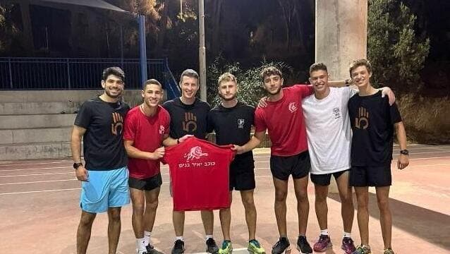 ים פריד ז”ל וחבריו באימון לקראת הצבא במסגרת פרוייקט "5 אצבעות"