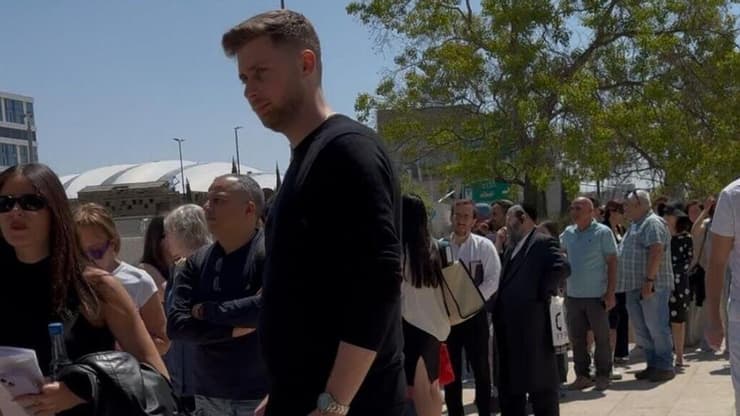 מדובר על פגיעה קשה בשירות אלמנטרי (צילום: איתמר אייכנר) תורות ארוכים בהמתנה למשרד החוץ