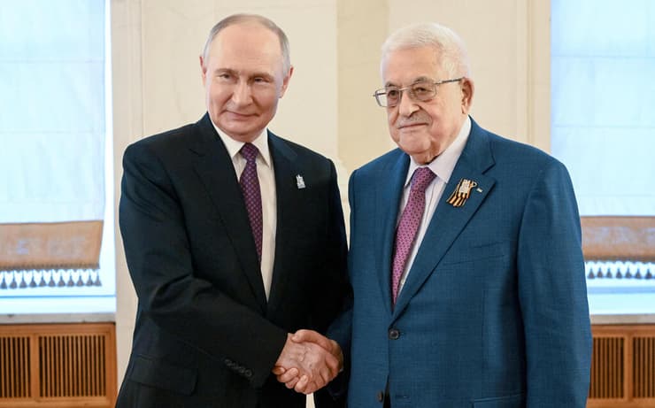 עם יו"ר הרשות הפלסטינית אבו מאזן (צילום: Sergei Bobylyov/Host agency RIA Novosti/Handout via REUTERS) נשיא רוסיה פוטין עם יו"ר הרשות הפלסטינית אבו מאזן לקראת מצעד ניצחון במוסקבה