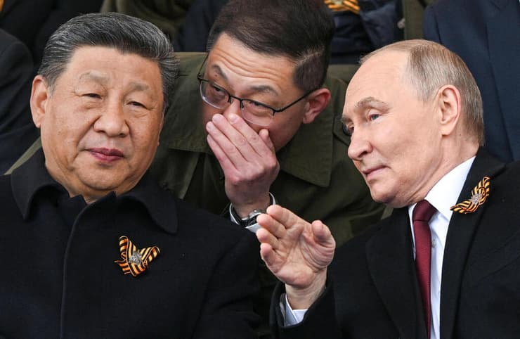 פוטין לצד שי. צפו יחד במצעד (צילום: Sergei Bobylyov/Host agency RIA Novosti/Handout via REUTERS) נשיא רוסיה פוטין עם נשיא סין שי ב מוסקבה לרגל מצעד ניצחון