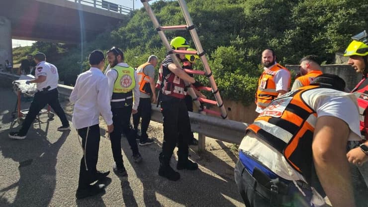 חילוץ אישה מתעלה בכביש 471 סמוך לפ"ת