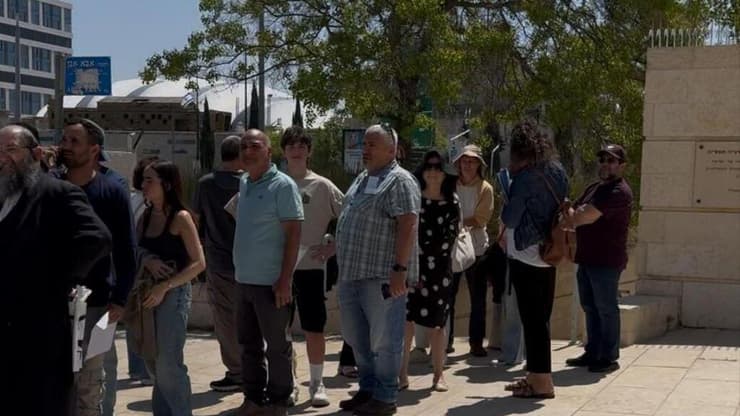 התור בהמתנה בירושלים (צילום: איתמר אייכנר) תורות ארוכים בהמתנה למשרד החוץ